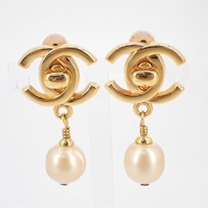 SOLD ❌❌❌❌ Chanel Gold Turnlock Pearl Clip On Earrings